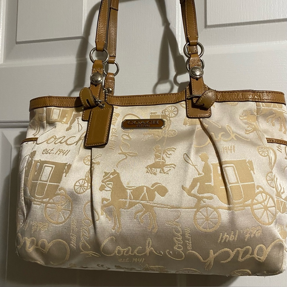 Absolutely Beautiful Preowned Coach Cream and Brown Tote Bag in Great Condition